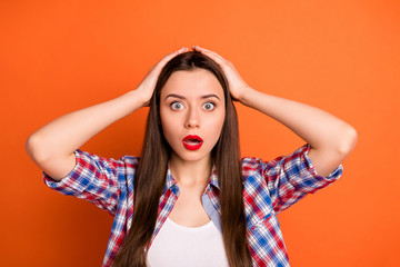 Portrait of astonished shocked girl hear wonder horrible covid-29 novelty impressed touch hands head cant believe wear good look outfit isolated over vibrant color background