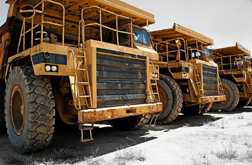 camiones de obra de carga grandes