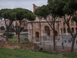 Fototapeta na wymiar a view of a arc in rome