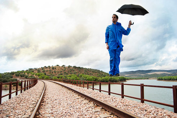 hombre modelo levitando con un paraguas © Claudio Castillo