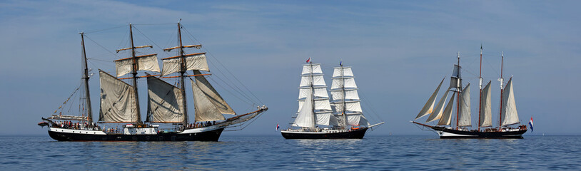 Obraz premium Cruise of old sailing ships