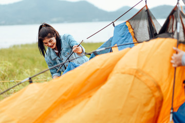 Obraz premium A group of friends traveling and camping near lake and mountain back.