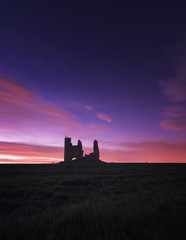 Obraz premium castillo en ruinas de caudilla al amanecer con estrellas 
