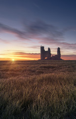 castillo en ruinas al amanecer 