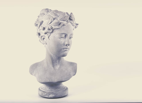 Busto de mujer de piedra