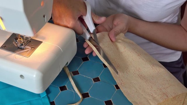 Couper du tissu avec une paire de ciseaux