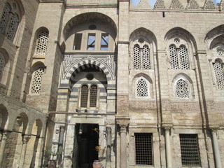 Obraz premium Madrassa of Al-Nasir Muhammad al-Muizz street in Cairo, Egypt 