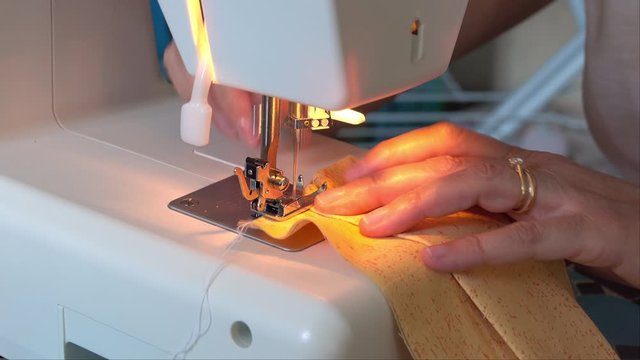 Une couturi&egrave;re confectionnant des masques en tissu de protection contre le coronavirus