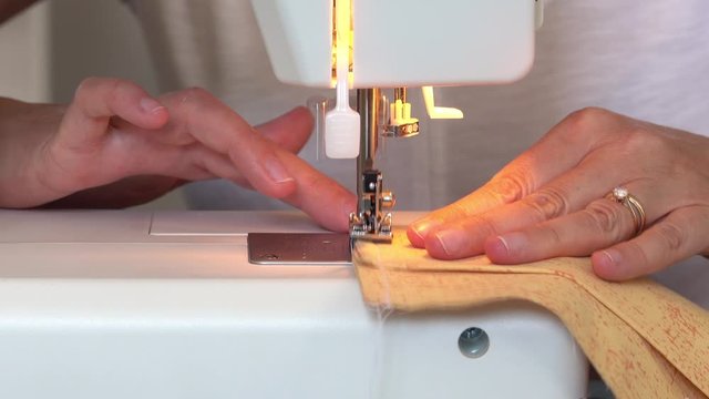 Une couturi&egrave;re confectionnant des masques en tissu de protection contre le coronavirus