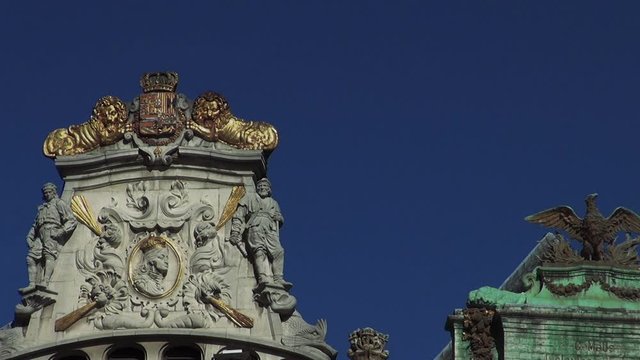 Tourists crowded Grand Place  in Brussels;real time, zooming