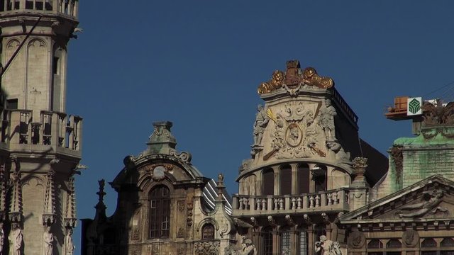 Tourists crowded Grand Place  in Brussels;real time, zooming