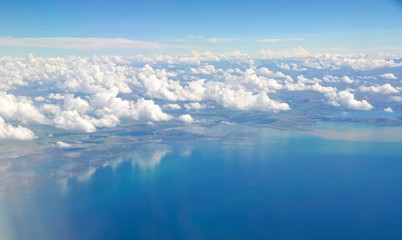 Jezioro Titicaca widziane z okna samolotu w trakcie lotu z Boliwii do Peru