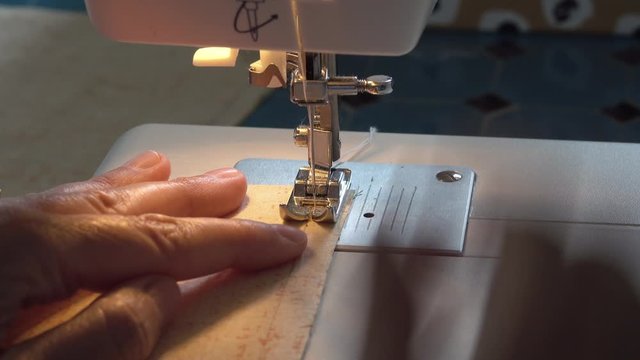 Une couturi&egrave;re confectionnant des masques en tissu de protection contre le coronavirus