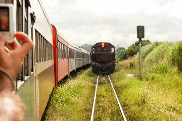 Trens passando um pelo outro em trilhos paralelos da ferrovia