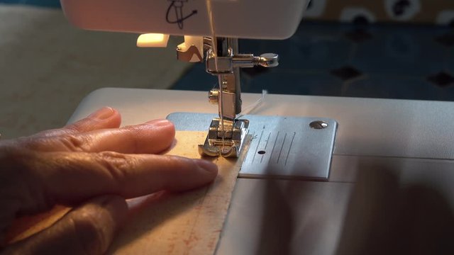 Une couturi&egrave;re confectionnant des masques en tissu de protection contre le coronavirus