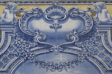 Blaue Azulejos als Fassadenelemente in Lissabon