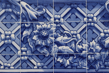 Blaue Azulejos als Fassadenelemente in Lissabon