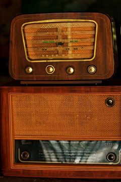 R&aacute;dio antigo de madeira em close up. Tecnologia antiga de equipamento de som retr&ocirc;. 