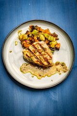 Grilled tuna with a salad ond sauce on the side