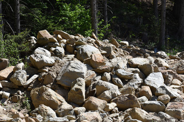 pietre scavo cantiere frana sassi 