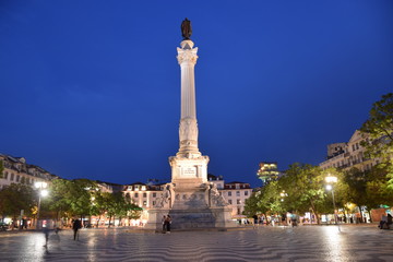 Fototapeta na wymiar Rossio Platz in Lissabon bei Nacht