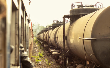 Naklejka premium Trem de carga repleto de vagões.