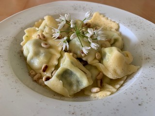 Tortellini mit Bärlauchfüllung und Pinienkernen