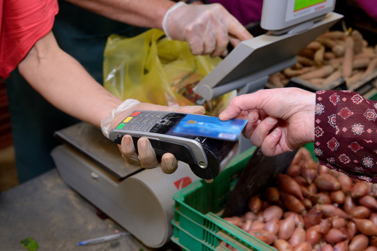 Coronavirus, gestes barri&egrave;res. Paiment par carte bancaire sans contact sur un march&eacute; fermier