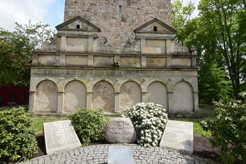 Mausoleum der Weserrenaissance und Gedenktafeln vor der mittelalterlichen Dorfkirche von Apelern/Schaumburg