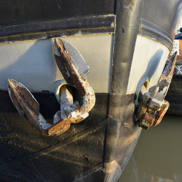 Proue d'une p&eacute;niche avec ses deux grosses ancres au carr&eacute;