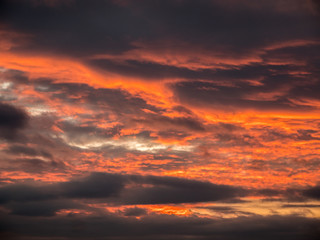 Fototapeta premium Niesamowite niebo o zachodzie słońca płonie 3