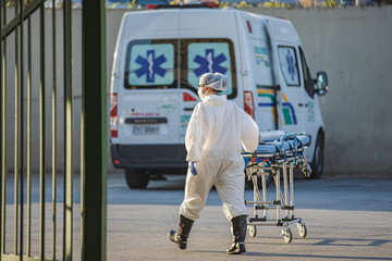 Equipe médica saindo do hospital de campanha do Anhembi em São Paulo.