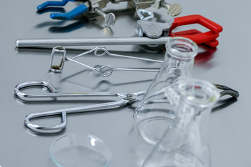 Instrumental de qu&iacute;mica en mesa de trabajo