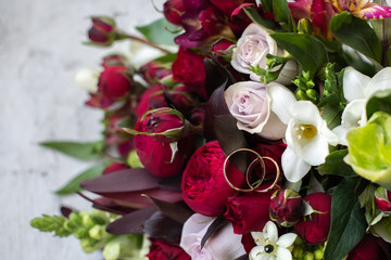 wedding bouquet of roses with wedding rings