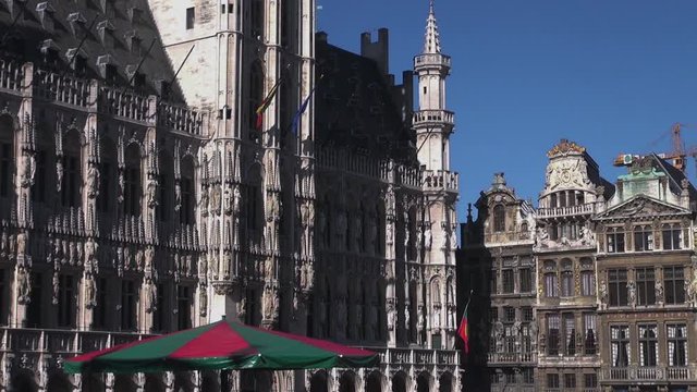 Tourists crowded Grand Place  in Brussels;real time, zooming