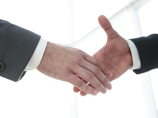 Obraz premium Two business men going to make handshake
