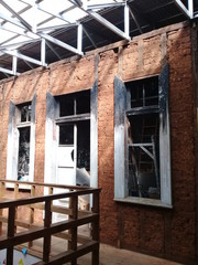 incendio y ruinas de hostel