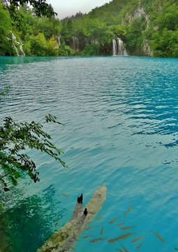 Imagen primaveral de cascadas y saltos de agua junto a lagos de color turquesa en plena naturaleza en el Parque Nacional de los Lagos de Plitvice