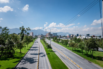 Calle 26 de la ciudad de Bogotá mirando hacia los cerros orientales de la Capital de Colombia 
