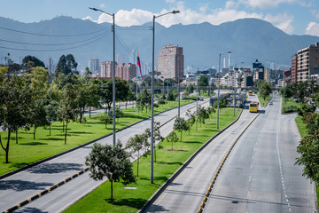 Naklejka premium Calle 26 w Bogocie z widokiem na wschodnie wzgórza stolicy Kolumbii