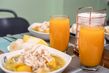 Ajiaco Santafereño, plato tipico colombiano, comida típica del interior de Colombia acompañado de jugo de mango 