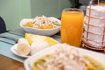 Ajiaco Santafereño, plato tipico colombiano, comida típica del interior de Colombia acompañado de jugo de mango 