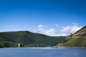 Fototapeta na wymiar Binger Loch mit Mäuseturm und Burg Ehrenfels