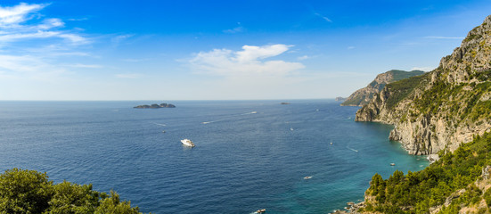 Obraz premium Panoramic view of the sea and rocks on Italy's Amalfi coast