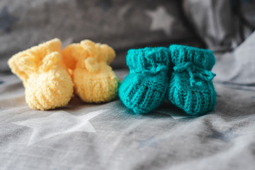 Obraz na płótnie Canvas Mint and yellow knitted booties for a child.