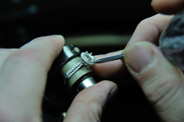 Fixing a gem into a jewelry ring during the manufacturing process