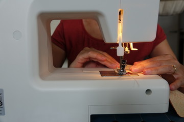 Une couturière utilisant sa machine à coudre