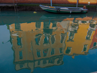 Fototapeta na wymiar Reflets colorés de Venise dans le Canal