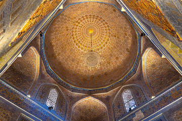 Fototapeta na wymiar Interior inside the old ancient uzbek tomb - Amir Temur maqbarasi, Go‘ri Amir in Uzbekistan.