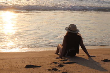 Mujer observando la playa 
